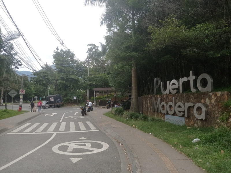 EN BELLO – PUERTA MADERA